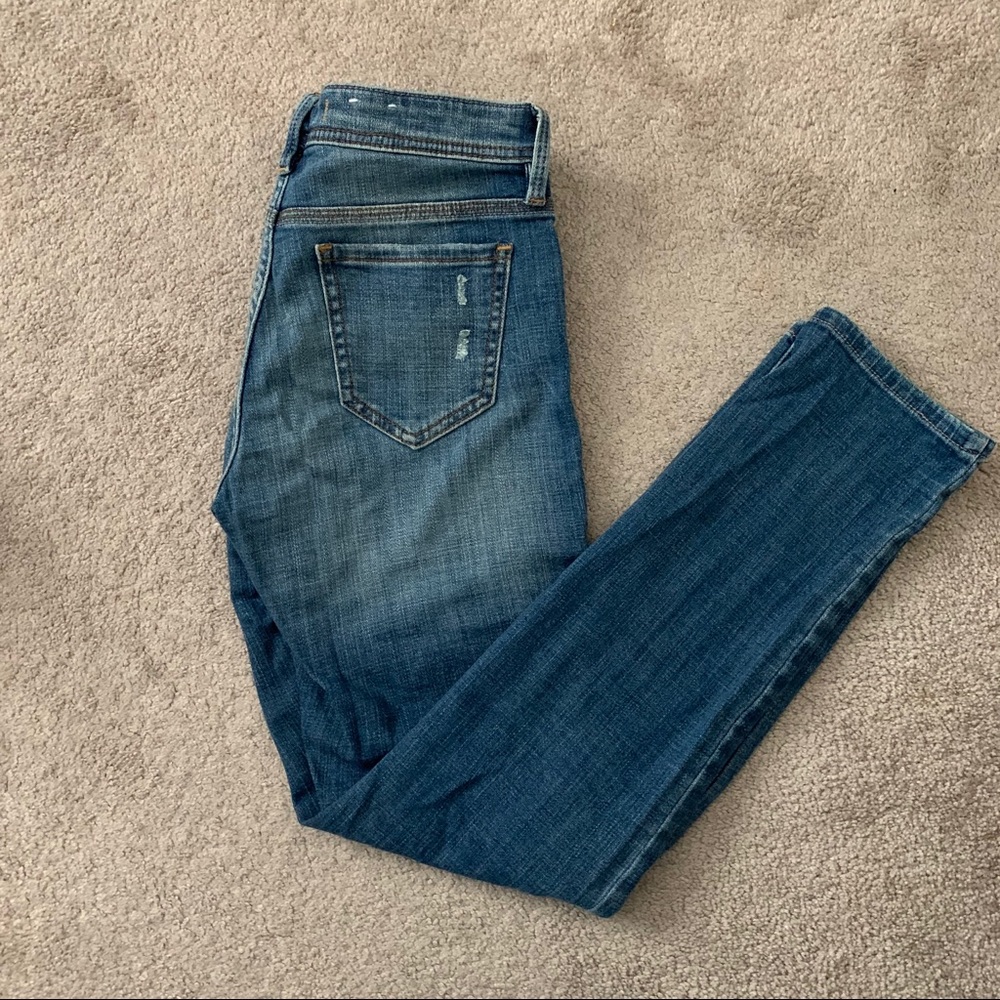 Mid rise, cropped, relaxed denim jeans.